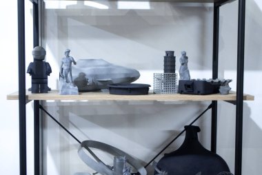 Üç boyutlu yazıcıda basılmış poliyamit tozundan farklı sanat modelleri. Multi Jet Füzyon MJF Teknolojisi. Plastikten 3 boyutlu yazıcıya basılmış üç boyutlu model. Katkı sağlayan yenilikçi toz teknolojisi