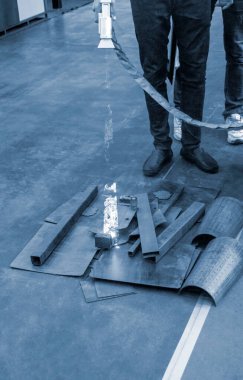 Lazerle pasdan metal yüzeyi temizleyen kişi. Lazerle metal yüzeyleri temizliyorum. Pasdan lazer temizleme metali. Parlayan lazer ışını metali temizliyor. Parlayan kiriş eski metalik kiri temizler