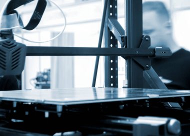 3D yazıcı. 3D yazıcının çalışan yüzey masaüstü. Çalışmayan 3D yazıcının boş çalışma yüzeyi. Yazıcı başı yazıcısı. Katkı sağlayan yenilikçi teknoloji. Modern yeni baskı endüstrisi. Mavi renk