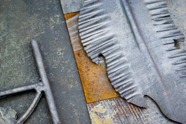 Pas temizleme sonrası metal levha. Lazer temizliğinden sonra bir metal parçası. Lazer metalden eski pası kaldırdı. Metal işleme teknolojisi icat edildi. Yeni teknolojiler