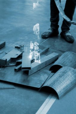 Lazerle pasdan metal yüzeyi temizleyen kişi. Lazerle metal yüzeyleri temizliyorum. Pasdan lazer temizleme metali. Parlayan lazer ışını metali temizliyor. Parlayan kiriş eski metalik kiri temizler