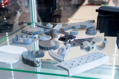 Erimiş plastik tozundan üç boyutlu yazıcıya basılmış nesneler. Erimiş gri poliyamid tozundan 3 boyutlu yazıcıya basılmış farklı modeller. Multi Jet Füzyon MJF teknolojisi. Yeni katkı maddesi 3 boyutlu yazdırma teknolojisi