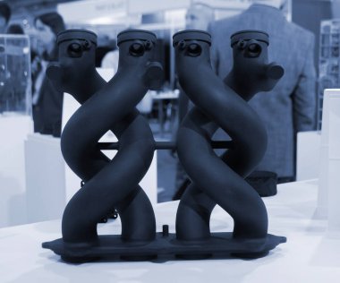 Erimiş plastik tozundan 3 boyutlu yazıcıya basılmış bir nesne. Erimiş poliyamid tozundan 3D yazıcıya basılmış siyah model. Çoklu Jet Füzyon MJF. Modern katkı maddesi 3D baskı teknolojisi