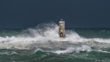Güney Sardunya 'daki Calasetta mangarche deniz feneri fırtınalı bir denizin dalgaları altında kaldı.