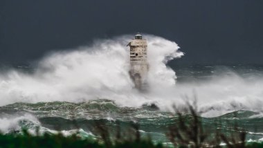 Güney Sardunya 'daki Calasetta mangarche deniz feneri fırtınalı bir denizin dalgaları altında kaldı.