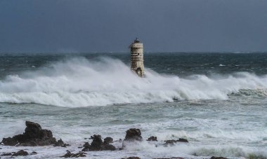 Güney Sardunya 'daki Calasetta mangarche deniz feneri fırtınalı bir denizin dalgaları altında kaldı.