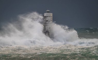 Güney Sardunya 'daki Calasetta mangarche deniz feneri fırtınalı bir denizin dalgaları altında kaldı.