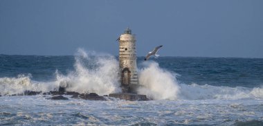 Güney Sardunya 'daki Calasetta mangarche deniz feneri fırtınalı bir denizin dalgaları altında kaldı.