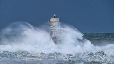 Güney Sardunya 'daki Calasetta mangarche deniz feneri fırtınalı bir denizin dalgaları altında kaldı.