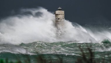 Güney Sardunya 'daki Calasetta mangarche deniz feneri fırtınalı bir denizin dalgaları altında kaldı.