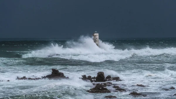 폭풍치는 바다의 파도에 사리디니아 — 스톡 사진