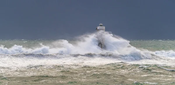 Farol Mangarche Calasetta Sul Sardenha Submerso Pelas Ondas Mar Tempestuoso — Fotografia de Stock