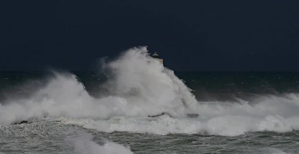 Farol Mangarche Calasetta Sul Sardenha Submerso Pelas Ondas Mar Tempestuoso — Fotografia de Stock