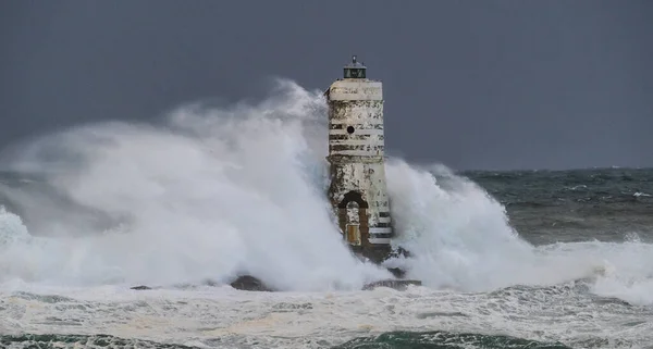 位于撒丁岛南部的卡拉塞塔的灯塔被汹涌的海浪淹没了 — 图库照片