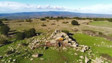 Sardinya Sardegna 'daki devlerin mezarı İtalya arkeoloji tarihinde büyük bir megalit taşı olarak duruyor.