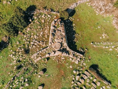 Sardinya Sardegna 'daki dev ve menhir mezarı. İtalya. Güney Sardunya' daki arkeolojik anıt tarihi alanında duran büyük megalit taşı.