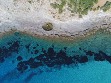 Güney Sardunya 'nın kristal berrak denizinin hava manzarası