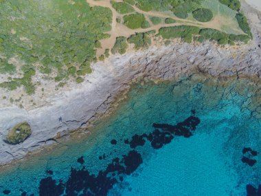 Güney Sardunya 'nın kristal berrak denizinin hava manzarası