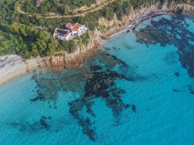 Güney Sardunya 'nın kristal berrak denizinin hava manzarası
