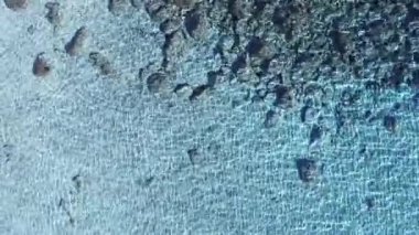 Güney Sardunya 'nın kristal berrak denizinin hava manzarası