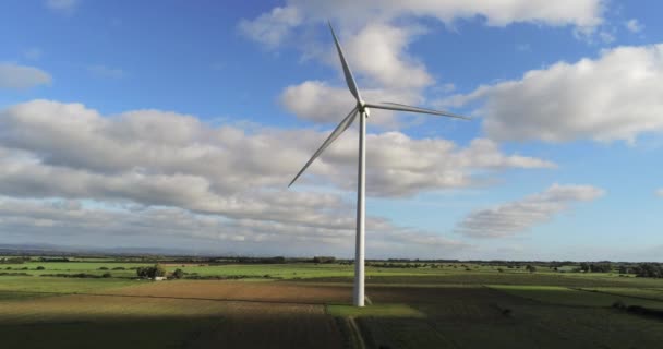 位于撒丁岛南部平原的一个风力发电场 风力涡轮机在美丽的蓝天上旋转 可再生能源概念 绿色能源生产 — 图库视频影像