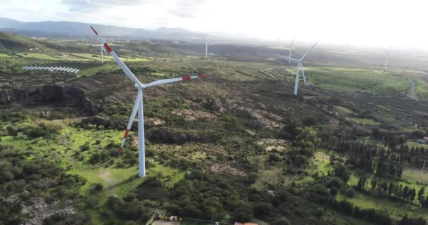 サルデーニャ南部の平野にある風力発電所の美しい青空に風力タービン 再生可能エネルギーの概念 グリーンエネルギー発電 — ストック動画