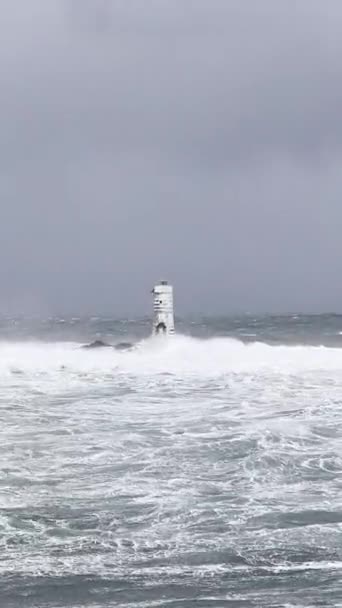 カラセッタのマンギアバーチェの灯台南は嵐の海の波に沈んでいます — ストック動画