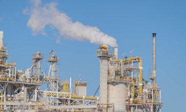 Beyaz duman mavi gökyüzü arka plan üzerinde baca dan. Ekoloji Çevre Sanayi Fabrikası kirliliği