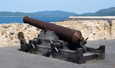 Kuzey Sardunya 'daki Alghero surlarının önündeki antik top.
