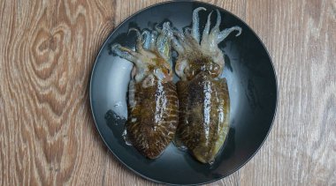  Taze mürekkep balığı pişirilmeye hazır.