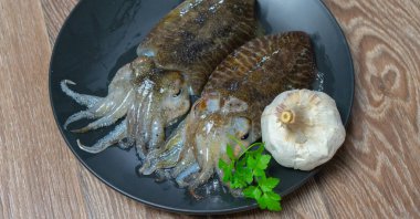  Taze mürekkep balığı pişirilmeye hazır.