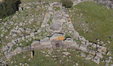 Nuragic necropolis devlerinin Somu de Sorcu 'nun arkeolojik kalıntıları - Tomba di Giganti Omu de Orcu - Neolitik mezarlığın ön mezar taşlarıyla