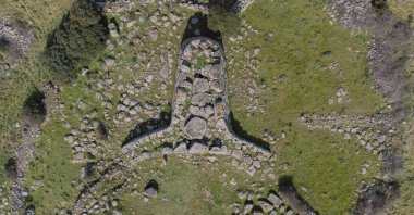 Nuragic necropolis devlerinin Somu de Sorcu 'nun arkeolojik kalıntıları - Tomba di Giganti Omu de Orcu - Neolitik mezarlığın ön mezar taşlarıyla