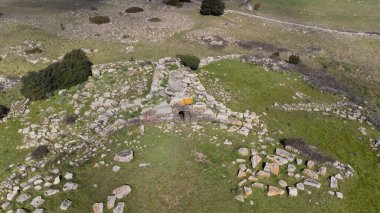 Nuragic necropolis devlerinin Somu de Sorcu 'nun arkeolojik kalıntıları - Tomba di Giganti Omu de Orcu - Neolitik mezarlığın ön mezar taşlarıyla