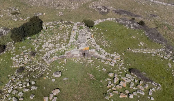 stock image Archeological ruins of Nuragic necropolis Giants Tomb of Somu de Sorcu - Tomba di Giganti Omu de Orcu - with front grave stones of Neolithic cemetery