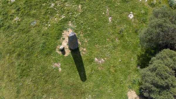 撒丁岛中部圣安东尼奥别墅Corru Tundu山的Forrus和Menhirs墓地的鸟瞰 — 图库照片