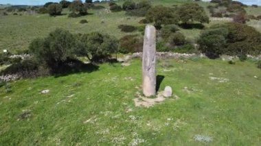 Sardunya 'nın merkezindeki Is Forrus ve Monte Corru Tundu, Villa Sant' Antonio 'nun mezarlıklarının havadan görünüşü