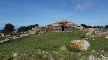 Nuragic necropolis devlerinin Somu de Sorcu 'nun arkeolojik kalıntıları - Tomba di Giganti Omu de Orcu - Neolitik mezarlığın ön mezar taşlarıyla