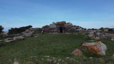 Nuragic necropolis devlerinin Somu de Sorcu 'nun arkeolojik kalıntıları - Tomba di Giganti Omu de Orcu - Neolitik mezarlığın ön mezar taşlarıyla