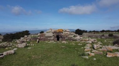 Nuragic necropolis devlerinin Somu de Sorcu 'nun arkeolojik kalıntıları - Tomba di Giganti Omu de Orcu - Neolitik mezarlığın ön mezar taşlarıyla