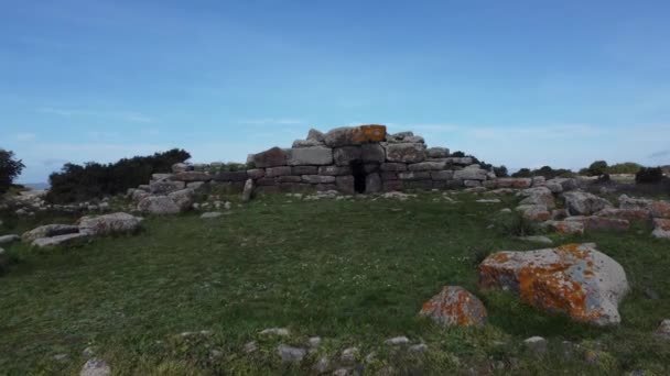 Ruiny Archeologiczne Nekropolii Norymberskiej Grobowiec Somu Sorcu Tomba Giganti Omu — Wideo stockowe