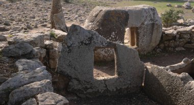 Güney Sardunya 'daki Goni' deki Pranu Matteddu arkeoloji parkının devleri ve mensuplarının mezarı.