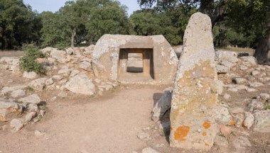Güney Sardunya 'daki Goni' deki Pranu Matteddu arkeoloji parkının devleri ve mensuplarının mezarı.