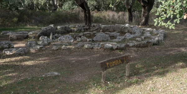 位于撒丁岛南部戈尼的Pranu Matteddu考古公园的巨人坑和墓穴 — 图库照片