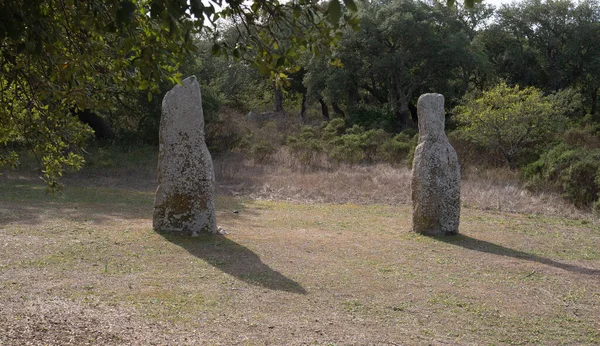 Τάφος Των Γιγάντων Και Μενίρ Του Αρχαιολογικού Πάρκου Pranu Matteddu — Φωτογραφία Αρχείου