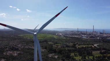 Sardunya 'nın güneyindeki bir ovadaki rüzgâr tarlasında güzel mavi bir gökyüzünde rüzgar türbinleri. Yenilenebilir enerji konsepti, yeşil enerji üretimi, Portoscuso Güney Sardinya