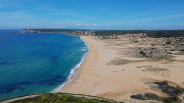 Sardunya 'nın güneyindeki Torre dei Corsari' nin kumsal manzarası.