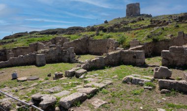 Tharros harabeleri, Sardunya 'nın merkezindeki Cabras' taki Sinis yarımadasında antik bir Fenike şehri.