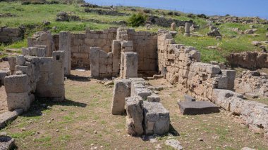 Tharros harabeleri, Sardunya 'nın merkezindeki Cabras' taki Sinis yarımadasında antik bir Fenike şehri.