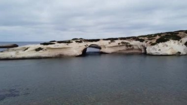 Oristano, Sardinya, İtalya 'daki S' Archittu di Santa Caterina kayasının hava manzarası